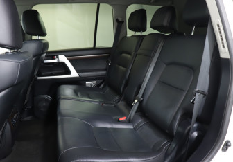 Подержанный автомобиль Toyota Land Cruiser Suv 2015 года (10 фото)