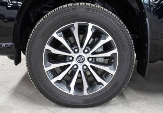 Подержанный автомобиль Toyota Land Cruiser Prado 2023 года (29 фото)