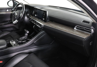 Подержанный автомобиль Kia K5 2020 года (10 фото)