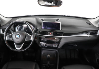 Подержанный автомобиль BMW X1 2021 года (10 фото)