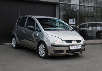 Подержанный автомобиль Mitsubishi Colt Hatchback 2007 года (3 фото)