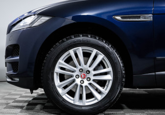 Подержанный автомобиль Jaguar F-Pace 2016 года (15 фото)