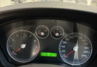Подержанный автомобиль Ford Focus Sedan 2006 года (9 фото)