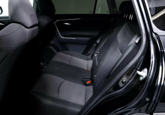 Подержанный автомобиль Toyota RAV4 2019 года (10 фото)