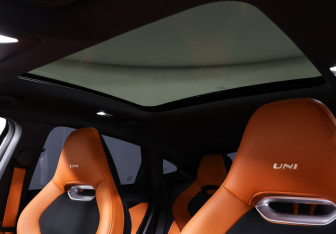 Подержанный автомобиль Changan UNI-V 2023 года (18 фото)