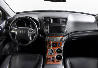 Подержанный автомобиль Toyota Highlander 2013 года (10 фото)