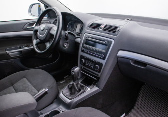 Подержанный автомобиль Skoda Octavia Liftback 2013 года (10 фото)