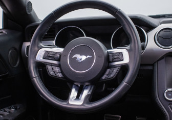 Подержанный автомобиль Ford Mustang Convertible 2020 года (18 фото)