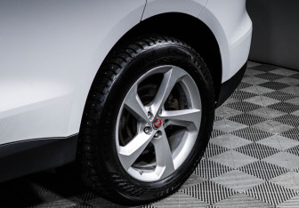 Подержанный автомобиль Jaguar F-Pace 2019 года (15 фото)
