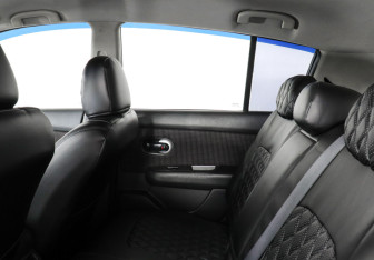 Подержанный автомобиль Nissan Tiida Hatchback 2010 года (8 фото)