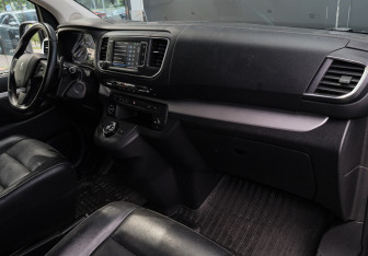 Подержанный автомобиль Peugeot Traveller 2020 года (7 фото)