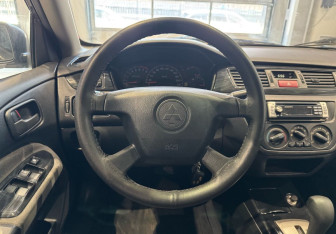 Подержанный автомобиль Mitsubishi Lancer Sedan 2004 года (14 фото)