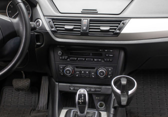 Подержанный автомобиль BMW X1 2013 года (15 фото)