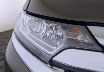 Подержанный автомобиль Mitsubishi Outlander 2015 года (11 фото)