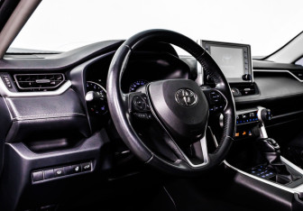 Подержанный автомобиль Toyota RAV4 2021 года (13 фото)