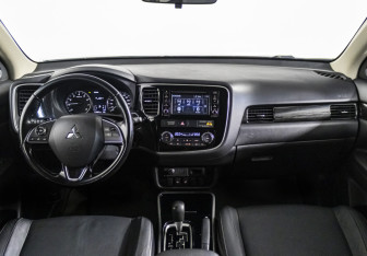 Подержанный автомобиль Mitsubishi Outlander 2017 года (15 фото)