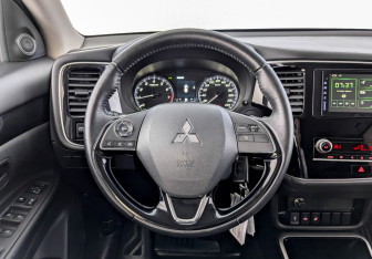 Подержанный автомобиль Mitsubishi Outlander 2020 года (21 фото)