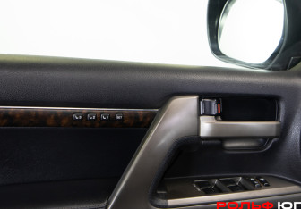 Подержанный автомобиль Toyota Land Cruiser Suv 2011 года (18 фото)