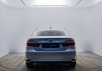 Подержанный автомобиль Toyota Camry Sedan 2018 года (6 фото)