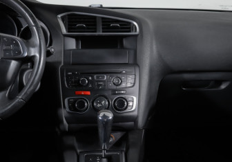 Подержанный автомобиль Citroen C4 Hatchback 2012 года (13 фото)