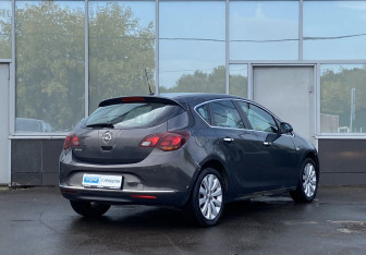Подержанный автомобиль Opel Astra Hatchback 2012 года (5 фото)