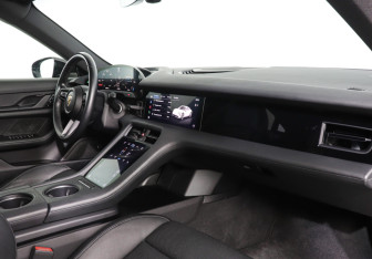 Подержанный автомобиль Porsche Taycan 2021 года (9 фото)