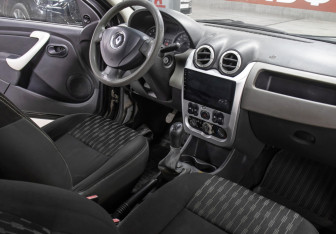 Подержанный автомобиль Renault Logan Sedan 2011 года (11 фото)