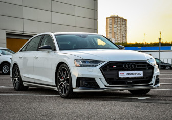 Подержанный автомобиль Audi S8 2020 года (2 фото)