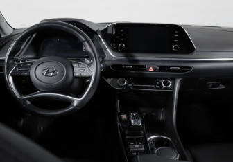 Подержанный автомобиль Hyundai Sonata 2022 года (12 фото)