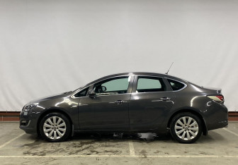 Подержанный автомобиль Opel Astra Sedan 2013 года (8 фото)