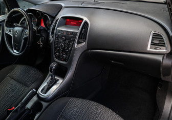 Подержанный автомобиль Opel Astra Hatchback 2012 года (7 фото)