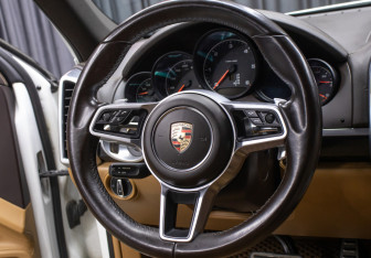 Подержанный автомобиль Porsche Cayenne 2017 года (17 фото)
