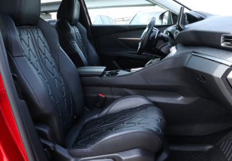 Подержанный автомобиль Peugeot 3008 2022 года (15 фото)