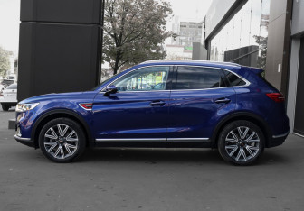 Подержанный автомобиль Hongqi HS5 2023 года (8 фото)