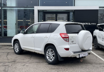 Подержанный автомобиль Toyota RAV4 2012 года (7 фото)