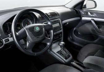 Подержанный автомобиль Skoda Octavia Liftback 2012 года (10 фото)