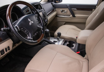 Подержанный автомобиль Mitsubishi Pajero 2017 года (10 фото)