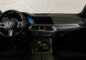 Подержанный автомобиль BMW X5 2021 года (12 фото)