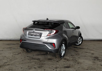 Подержанный автомобиль Toyota C-HR 2019 года (4 фото)