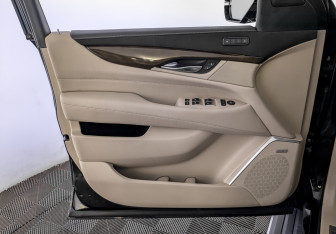 Подержанный автомобиль Cadillac Escalade Suv 2019 года (20 фото)