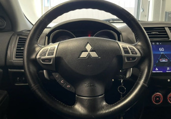 Подержанный автомобиль Mitsubishi ASX 2010 года (14 фото)