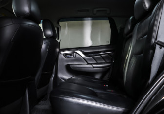 Подержанный автомобиль Mitsubishi Pajero Sport 2017 года (12 фото)