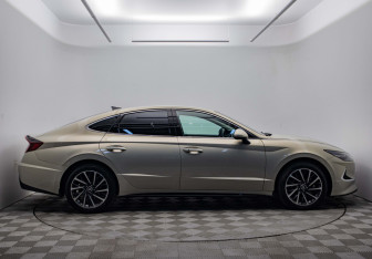 Подержанный автомобиль Hyundai Sonata 2022 года (4 фото)