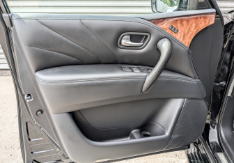 Подержанный автомобиль Infiniti QX80 2016 года (19 фото)