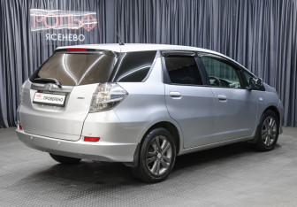 Подержанный автомобиль Honda Fit Shuttle 2012 года (5 фото)