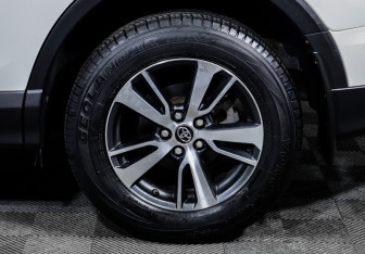 Подержанный автомобиль Toyota RAV4 2015 года (15 фото)