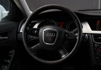 Подержанный автомобиль Audi A4 Sedan 2009 года (11 фото)