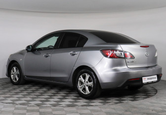 Подержанный автомобиль Mazda 3 Sedan 2010 года (7 фото)