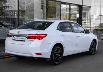 Подержанный автомобиль Toyota Corolla Sedan 2013 года (5 фото)