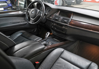 Подержанный автомобиль BMW X5 2010 года (11 фото)